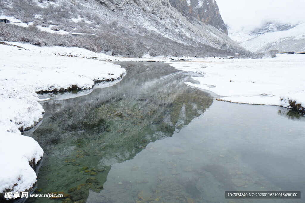 雪覆山川下的清澈溪流
