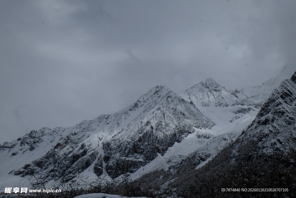 雪山景象 云雾笼罩