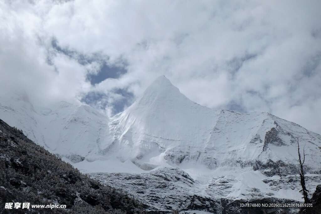 雪山巍峨壮丽景观