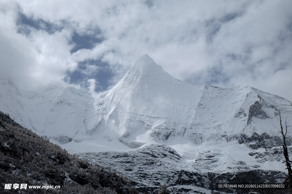 巍峨雪山壮丽景致