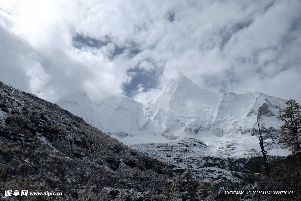 雪山云雾下的壮丽山景