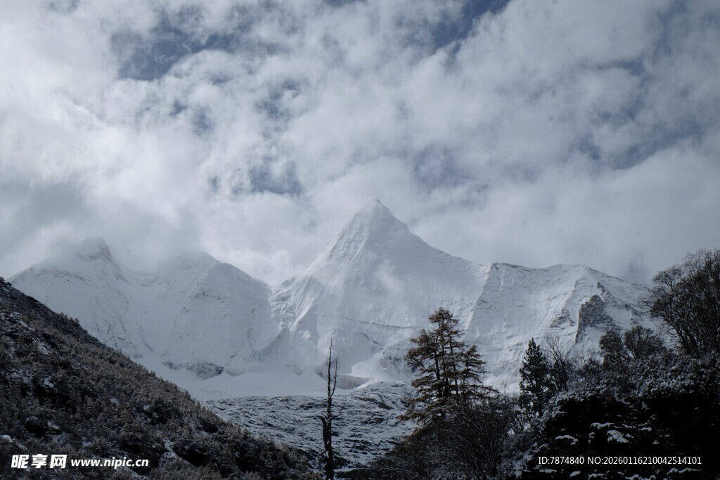 雪山云雾中的壮丽山景