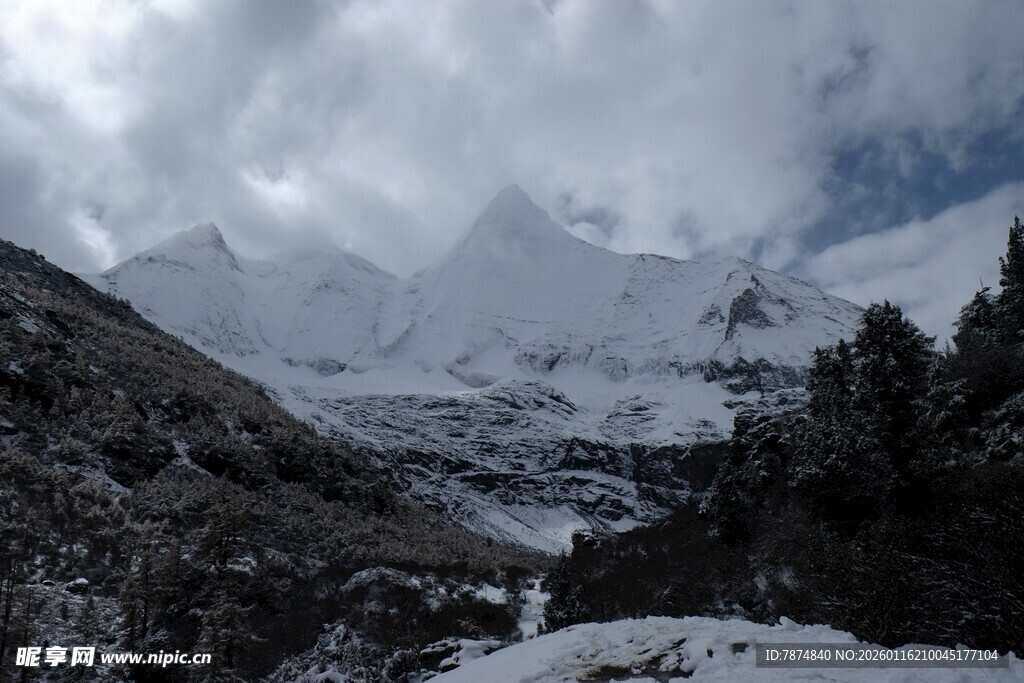 雪山云雾环绕壮丽景观