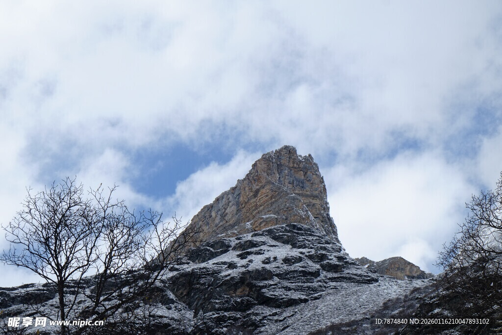 雪覆山峰 孤石傲立云端