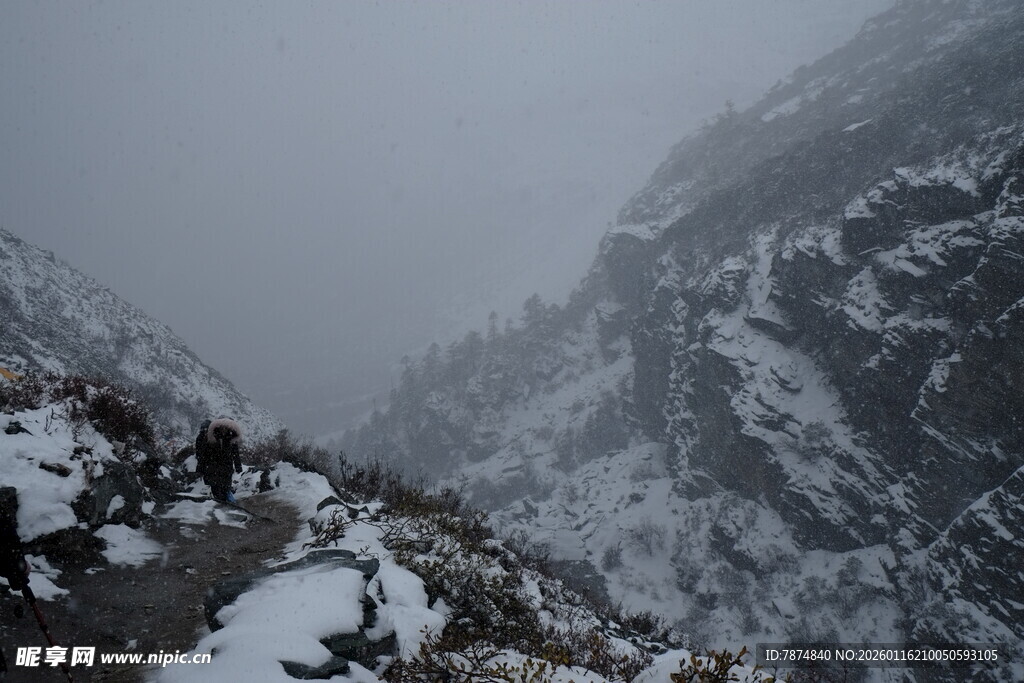 雪山雾景 山间冰雪覆盖