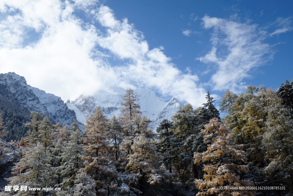 山林蓝天美景