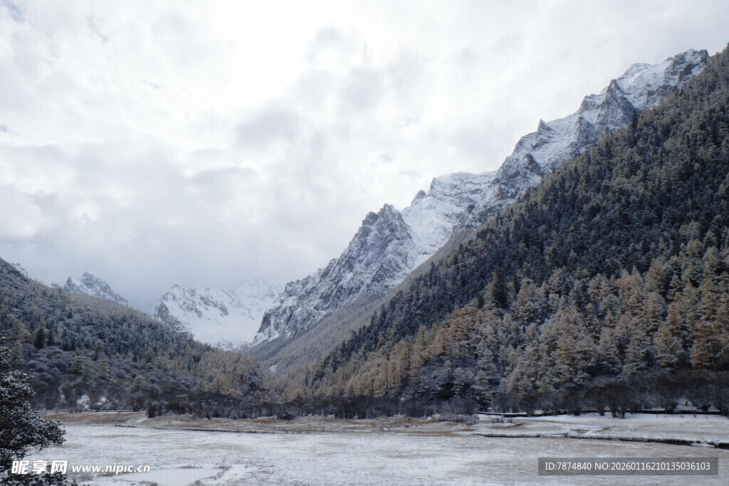雪山下的静谧冰封湖泊