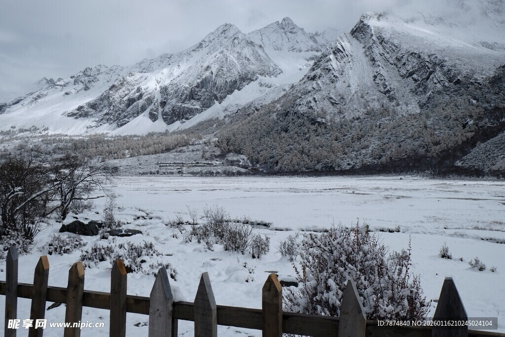 冬日雪山下的木栅栏风景