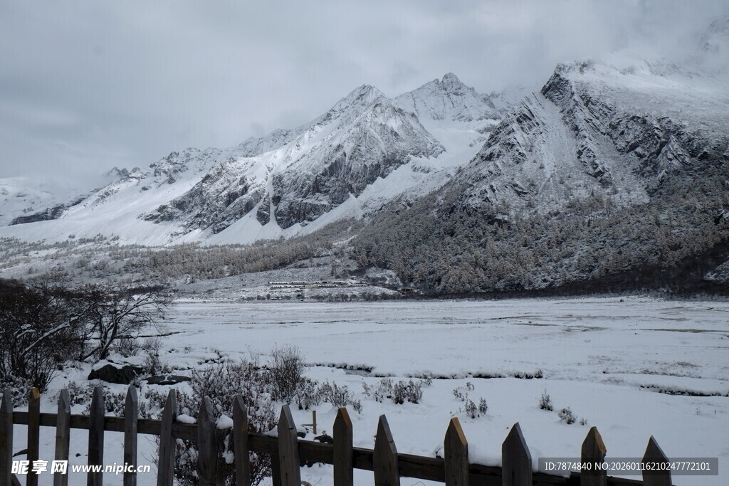 冬日雪山湖畔景致