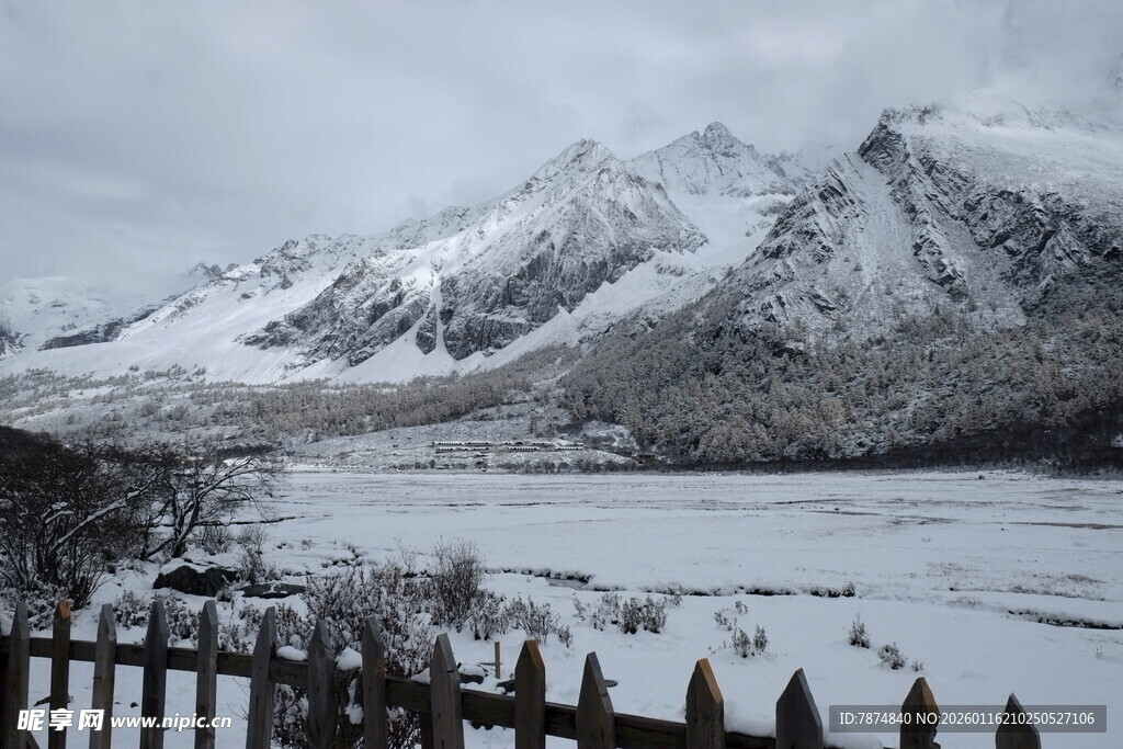 冬日雪山湖畔木栅栏景致