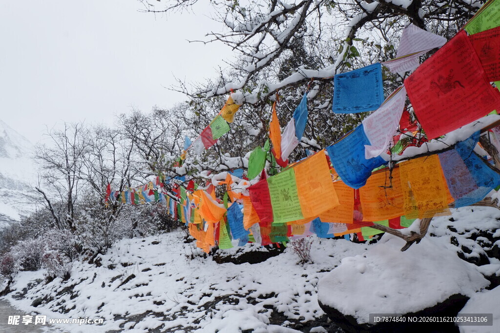 雪覆经幡 尽显藏地风情