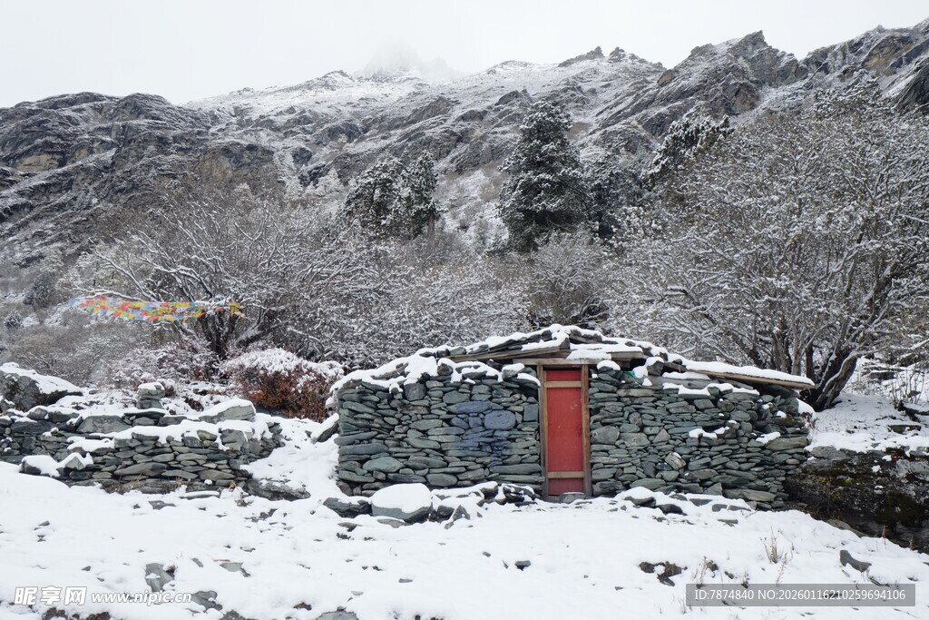 雪山中的红标岩石景观