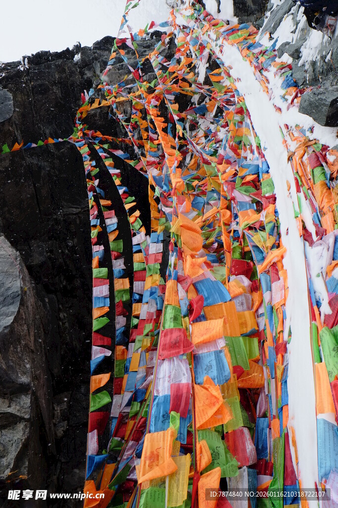 五彩经幡悬挂山间