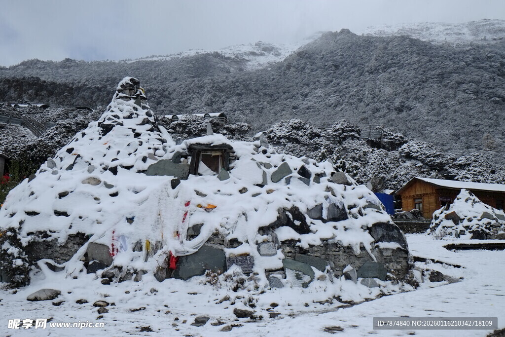 雪山中的露营场景