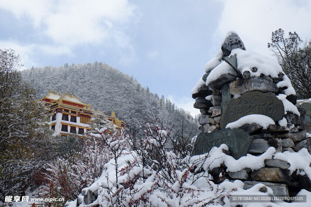 雪覆山林中的古朴建筑