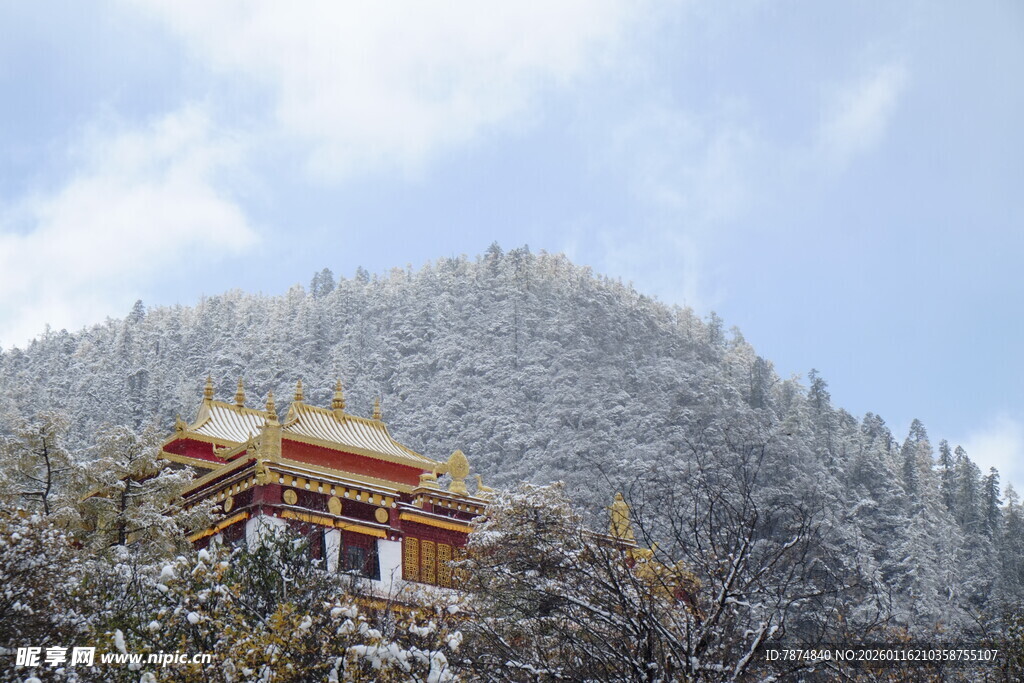 雪山下的中式古建筑
