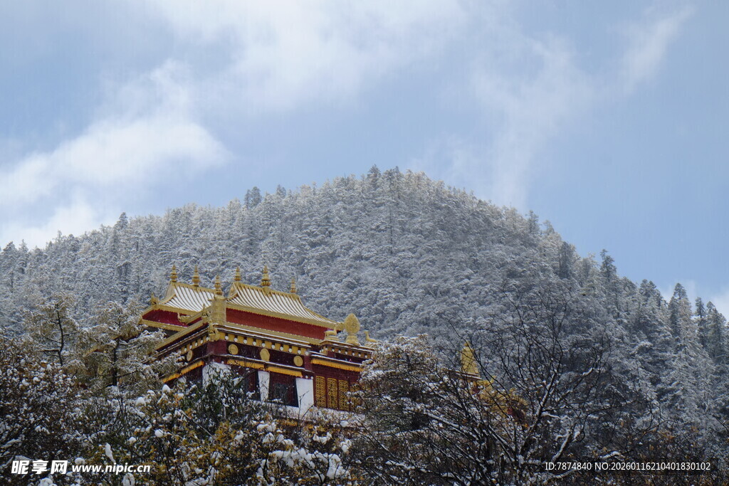 雪山中的藏式建筑