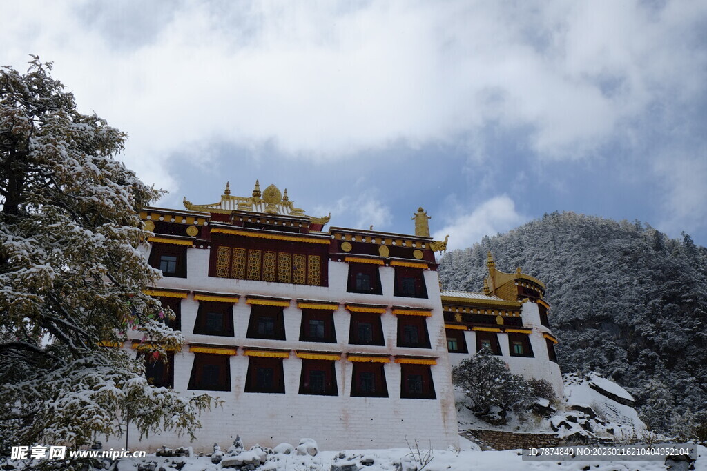 雪中藏式寺庙建筑景观