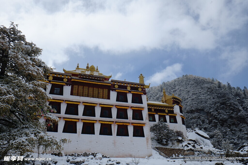 雪山下的藏式寺庙建筑
