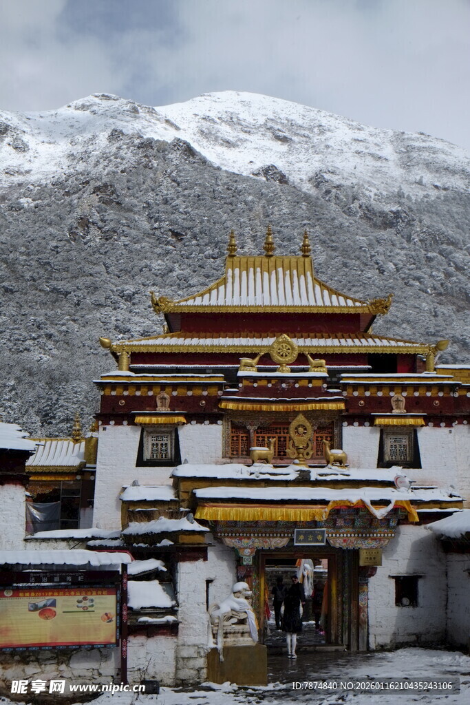 雪山下的藏式寺庙建筑