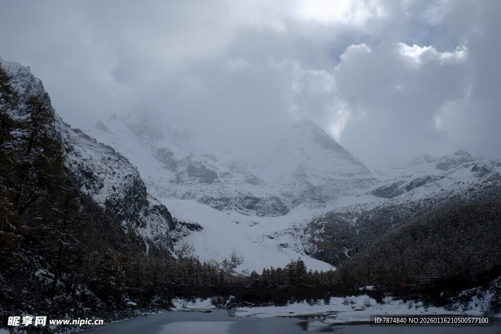 雪山云雾缭绕的壮美景观