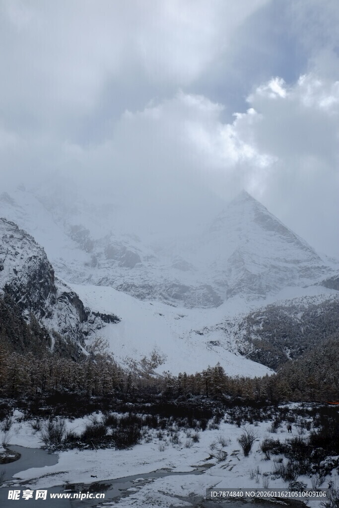 雪山云雾景观