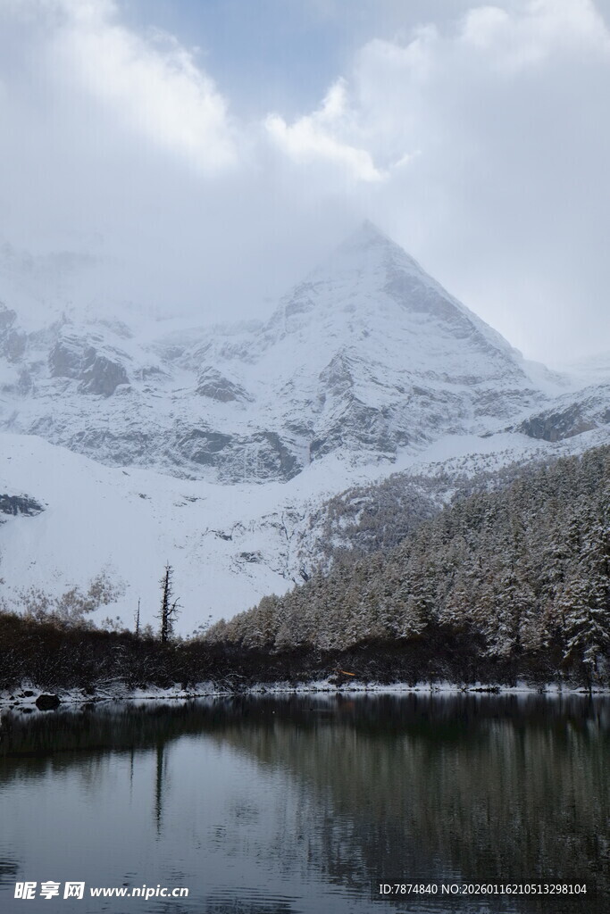 雪山倒映在静谧湖面上