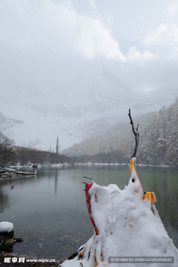 雪覆湖畔船只的静谧景致