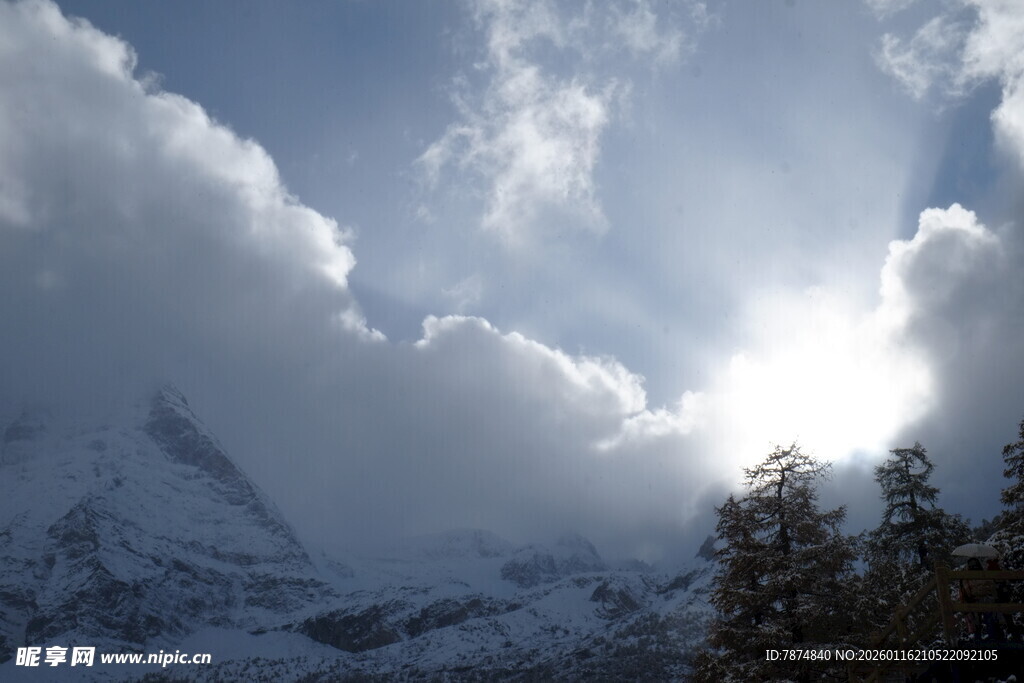 雪山云海间的壮丽景致