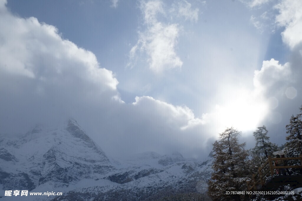 雪山云海间的耀眼阳光