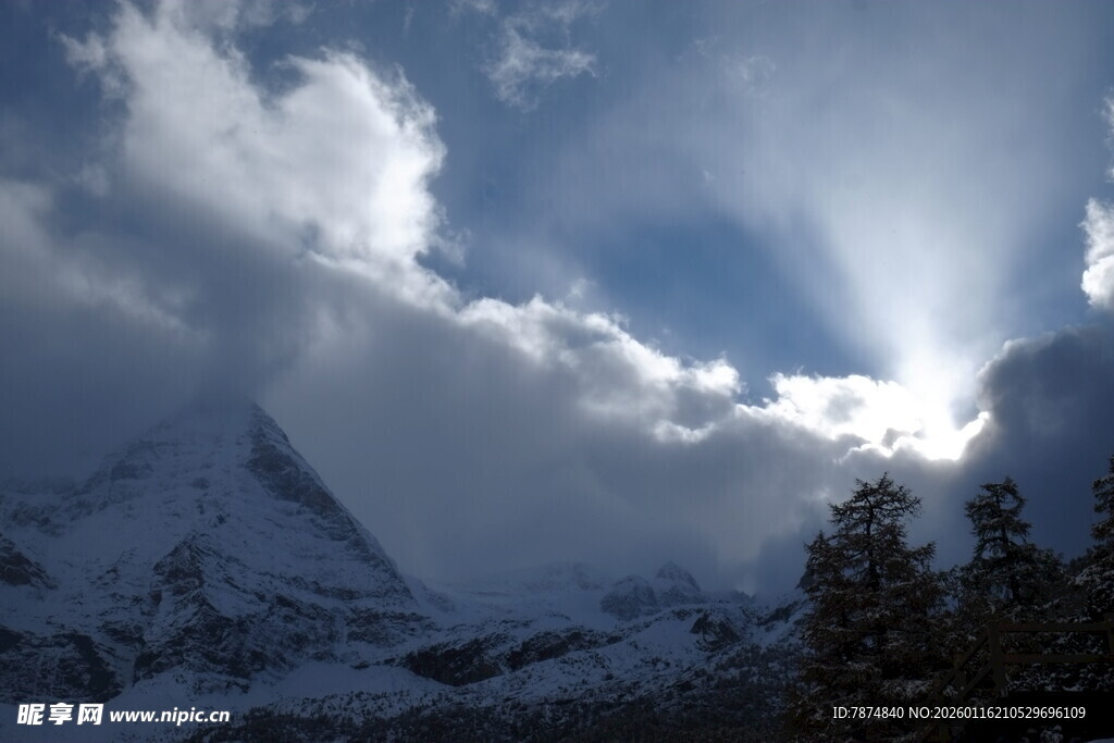 雪山云海间的阳光美景