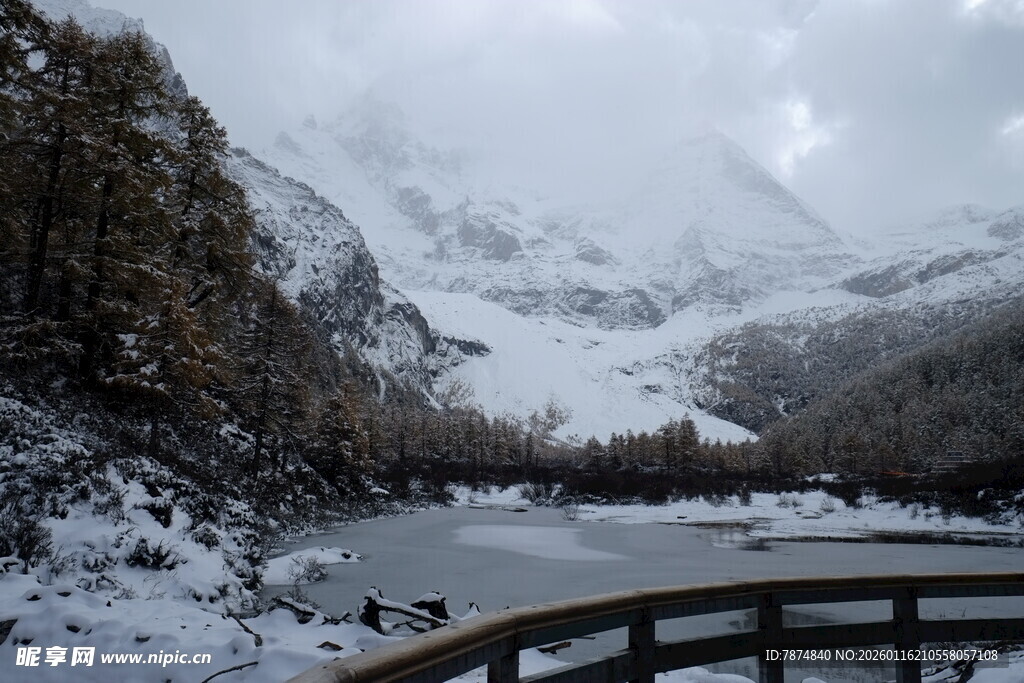 雪山湖畔的冬日景致