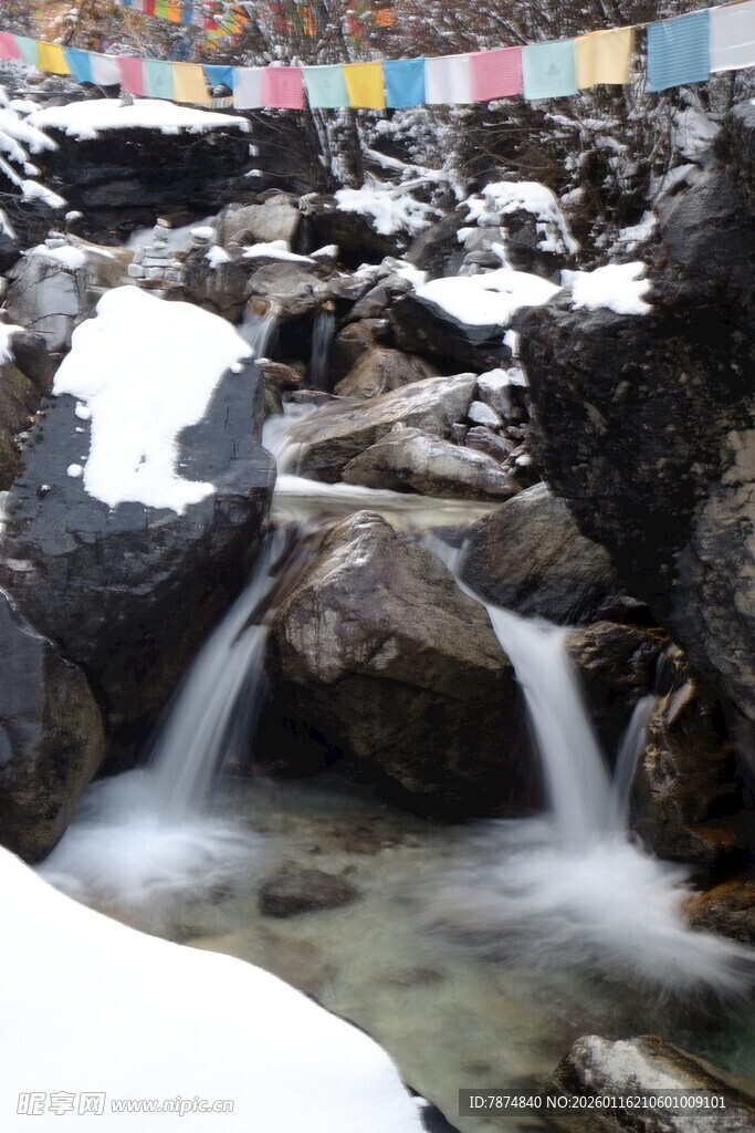 雪山下的潺潺溪流