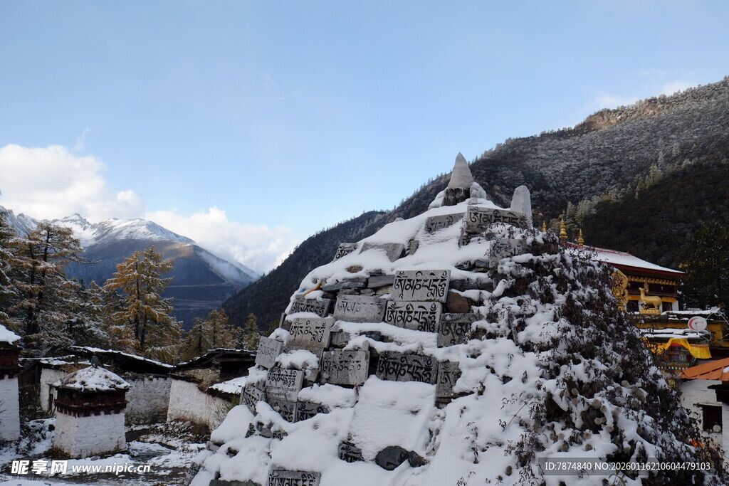 雪山下的藏式建筑景观