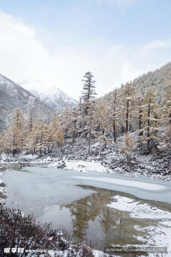 冬日山间河流雪景