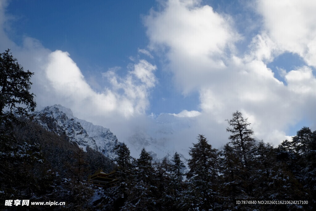 雪覆山林间的蓝天白云