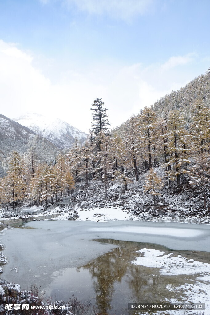 冬日山间冰封的静谧湖泊