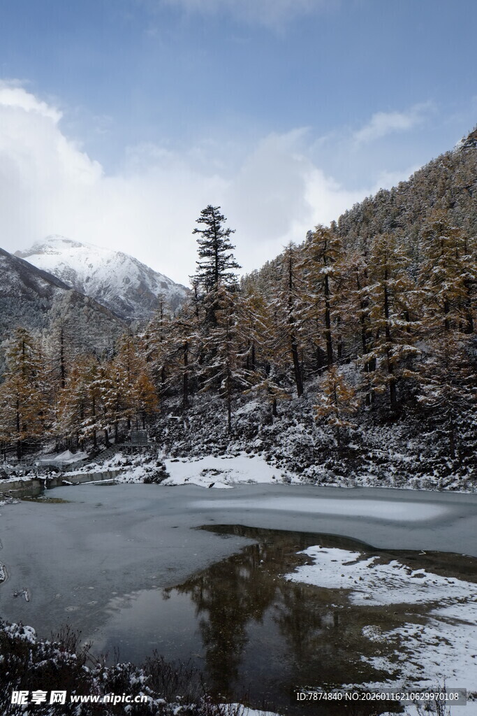 雪山下的静谧湖泊