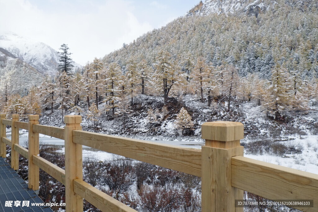 冬日木栏旁的山林雪景