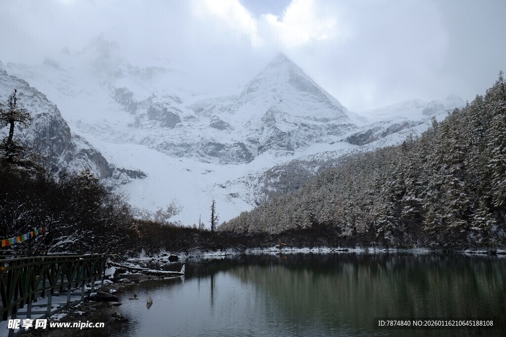 雪山下的静谧湖泊