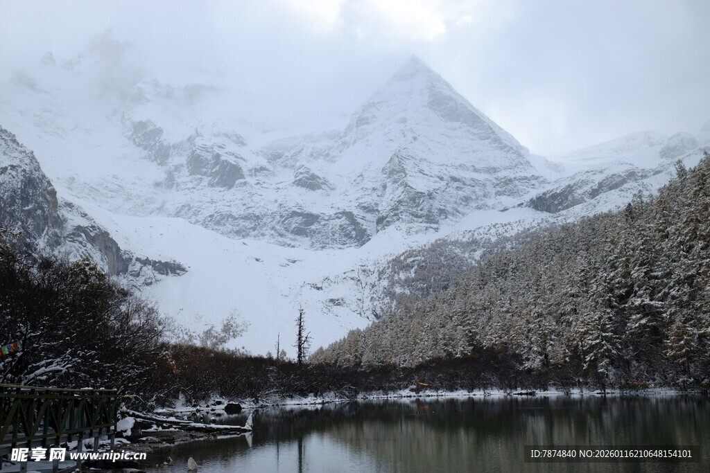 雪山湖泊美景