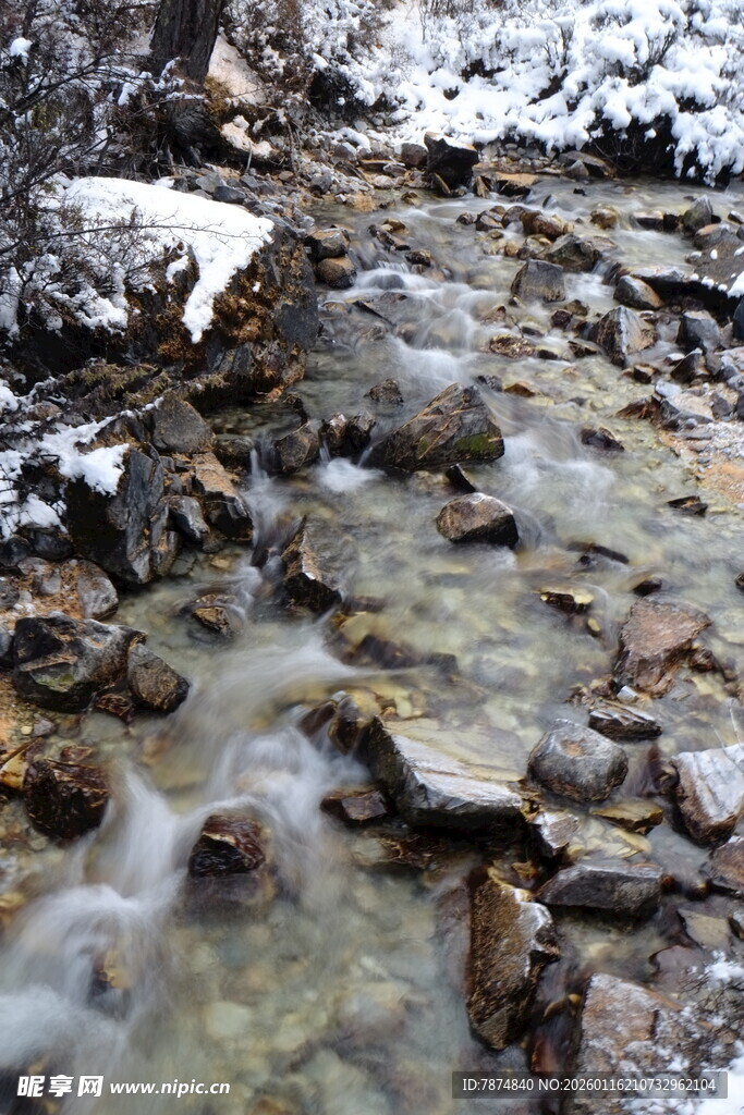 山间溪流潺潺 冰雪相伴