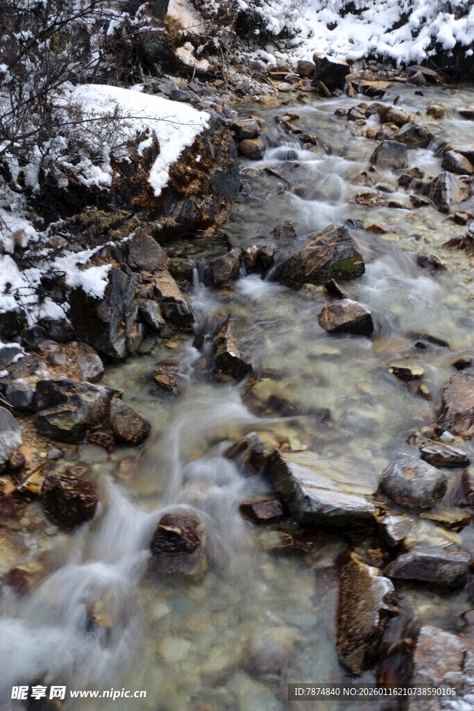 山间溪流覆薄雪的美景