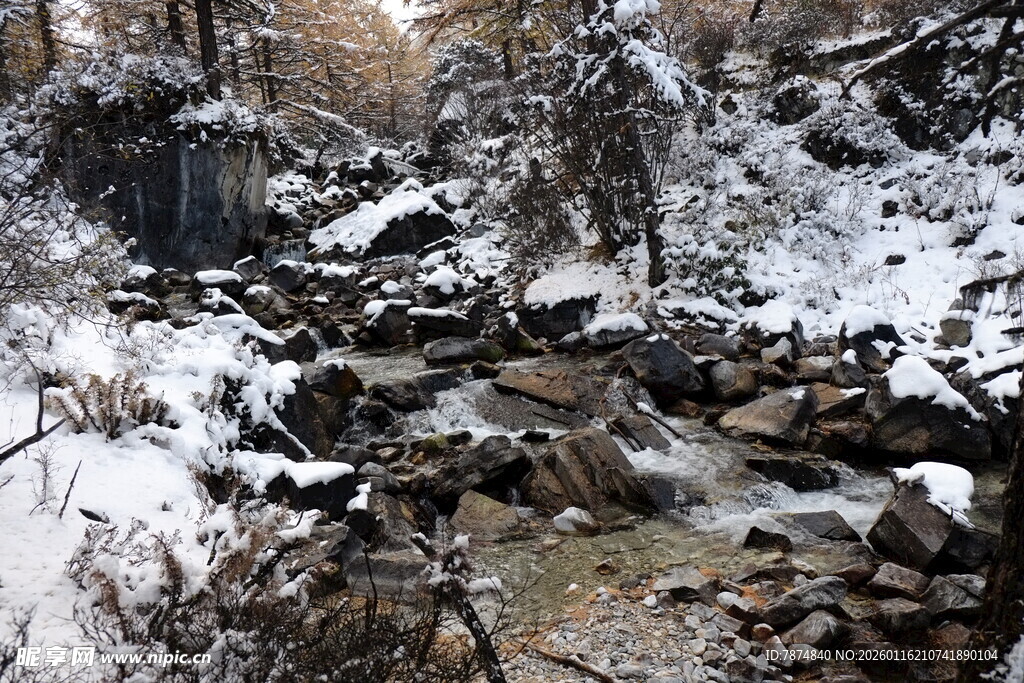 雪覆山间溪流冬日美景