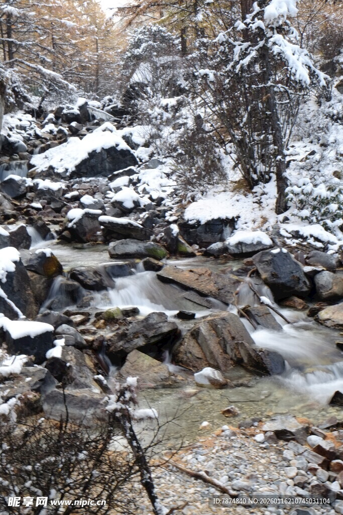 冬日雪覆溪流山间美景