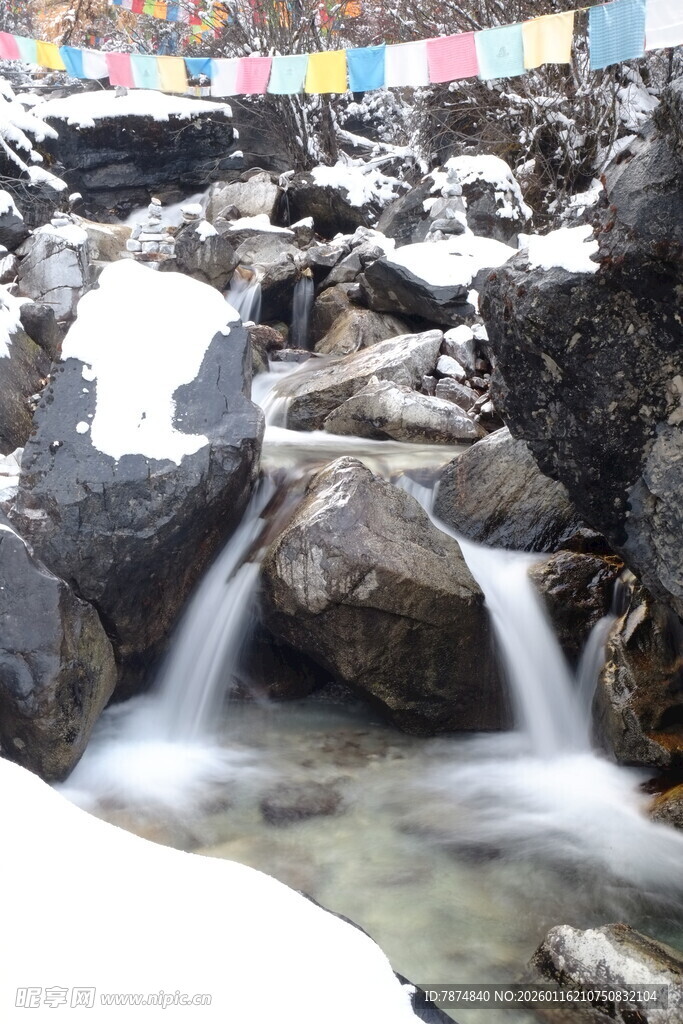 山间溪流雪景 经幡飘扬