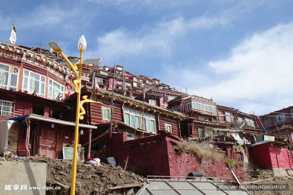 藏式建筑群落 色彩绚丽