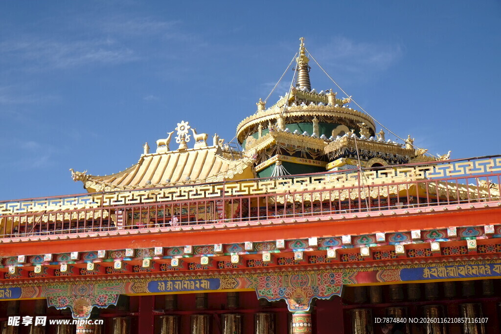 藏式寺庙建筑屋顶景观