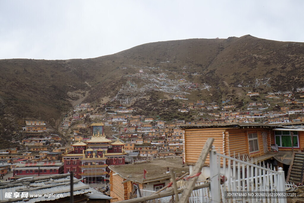 山坡上错落有致的藏式建筑