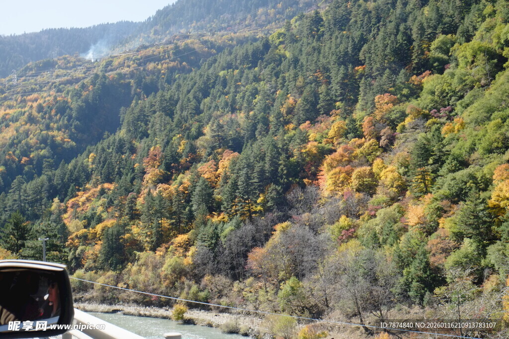 秋日山间公路美丽景致